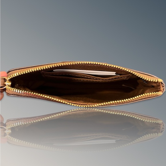 Coach 58035 Corner Zip Wristlet Signature Light Khaki
Saddle Leather NWT - Picture 7 of 7